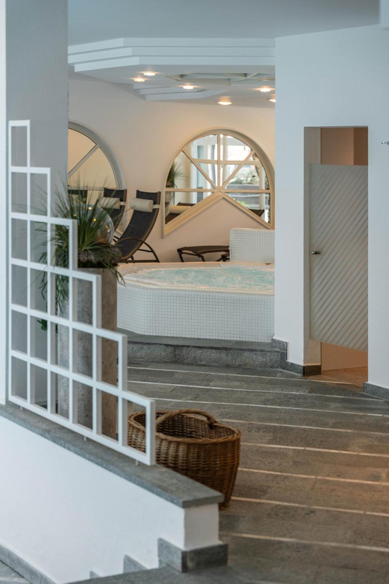 Ferien & Wellnesshotel Windschar Brunico Esterno foto